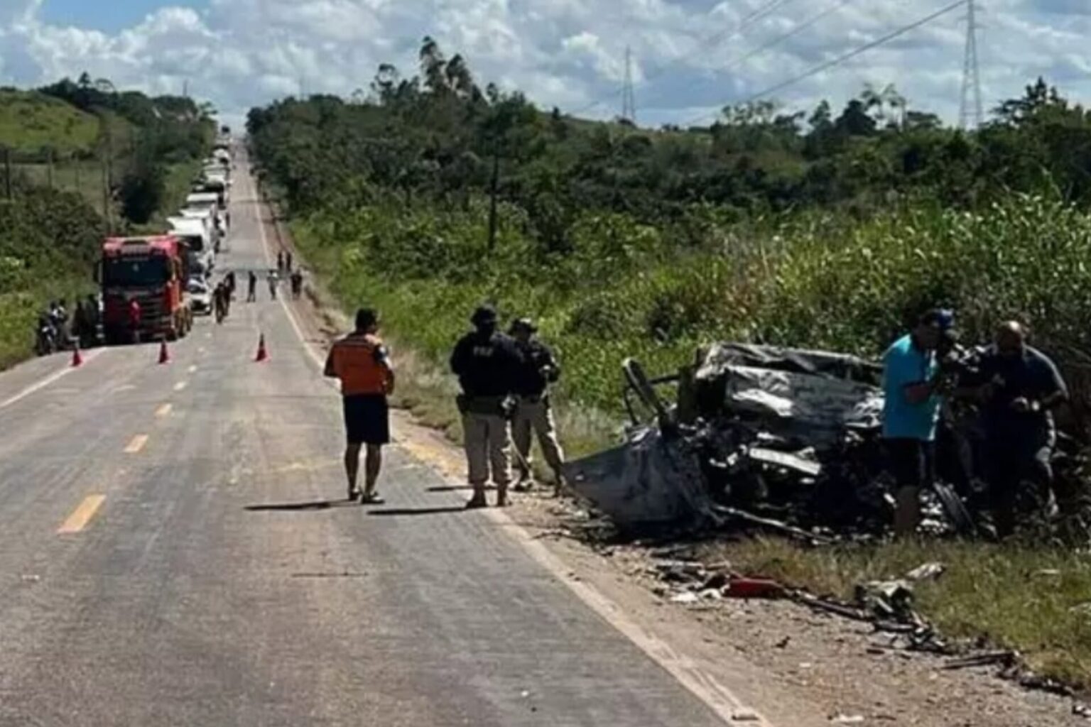 Veículo pega fogo após colisão com carreta na BR-010