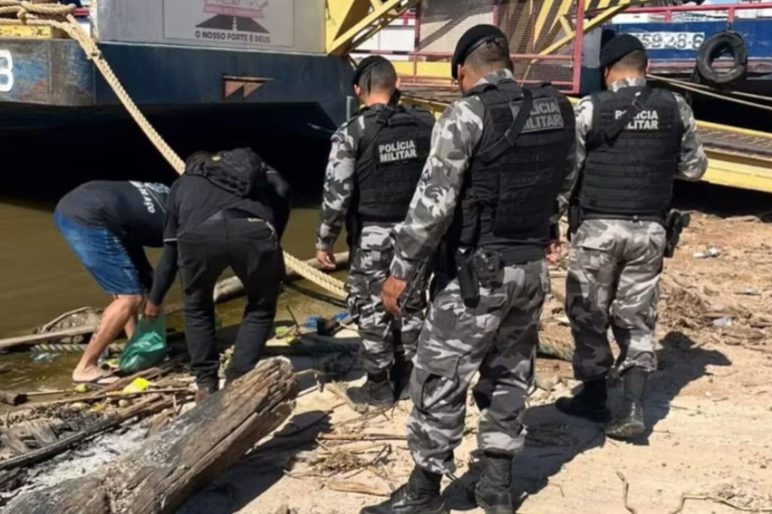 Pacotes de drogas são encontrados boiando em rio em Santarém