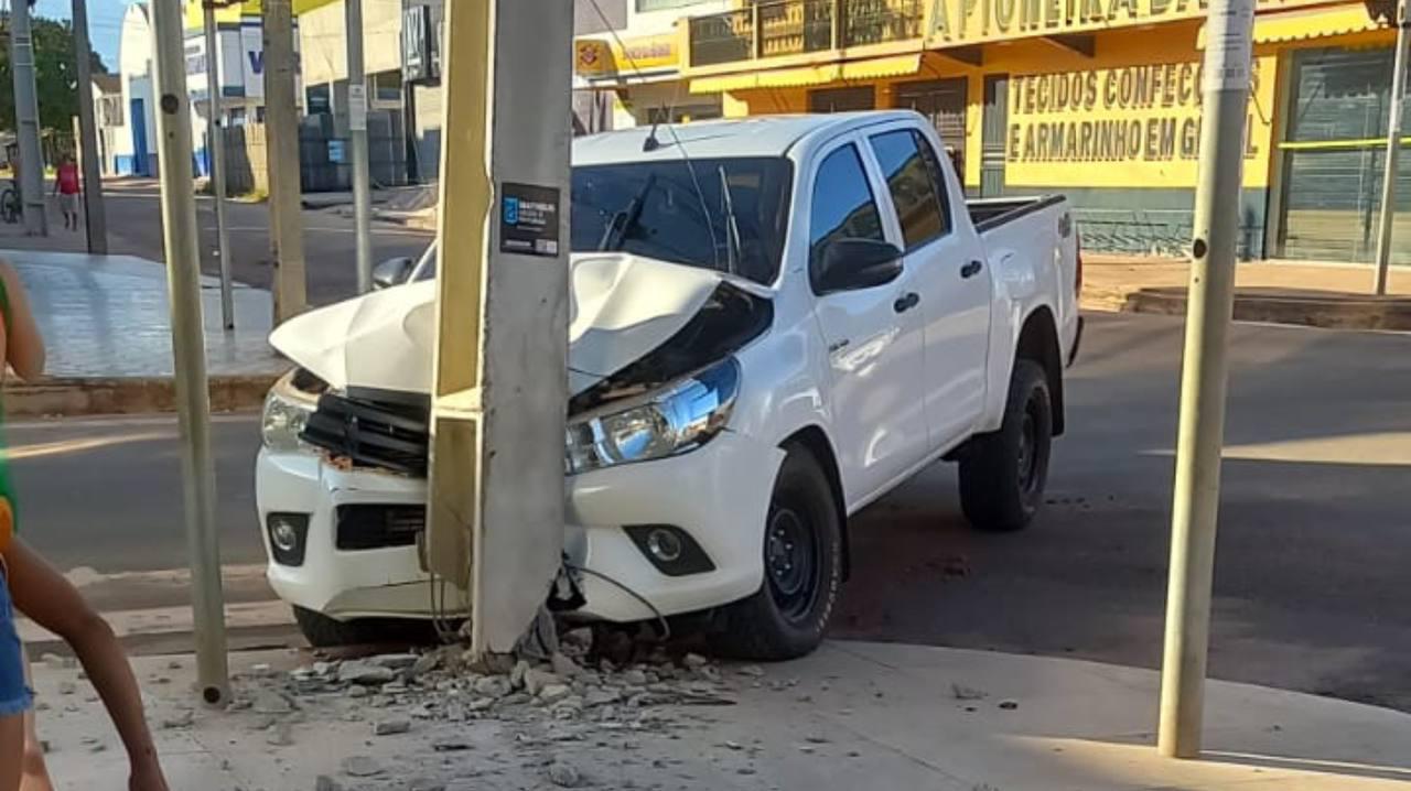 Caminhonete colide e destrói parte de poste em Tailândia