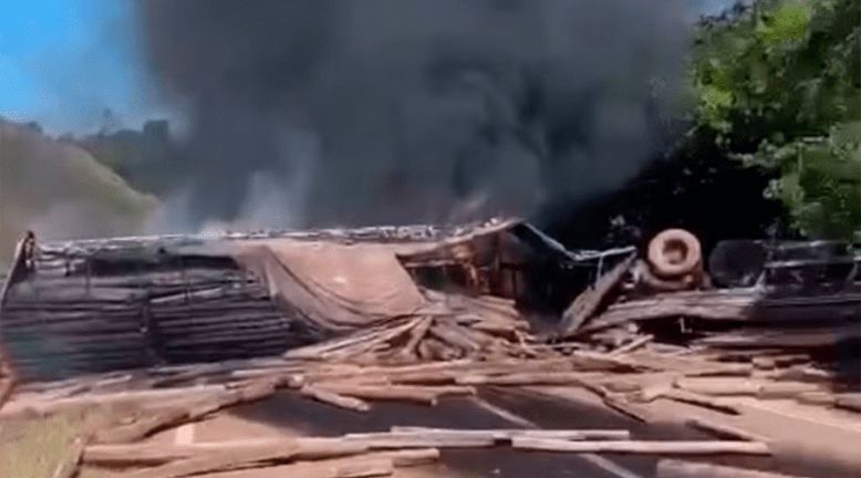 Carreta tomba e pega fogo na rodovia BR-230, no Pará