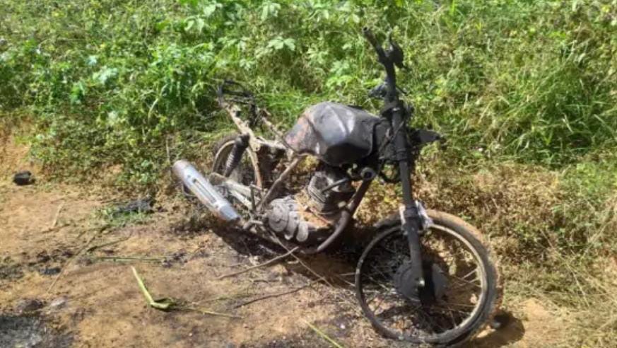 Homem é espancado por quatro pessoas e tem moto queimada em Parauapebas