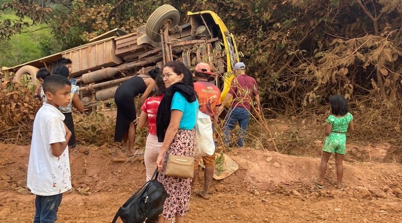 Micro-ônibus capota ao tentar ultrapassagem no Pará