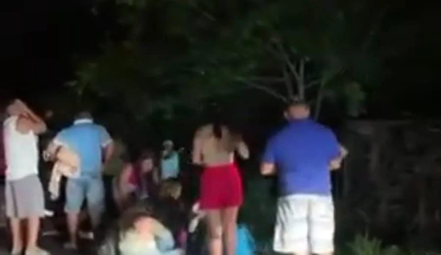 Pessoas ficam feridas após ônibus de passeio tombar em BR no Pará