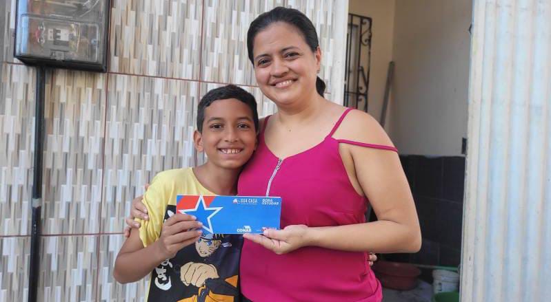 Estudante estadual que perdeu casa em incêndio recebe R$ 10 mil do Bora Estudar