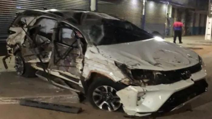 Carro em alta velocidade colide com máquina de pintura em Tucuruí