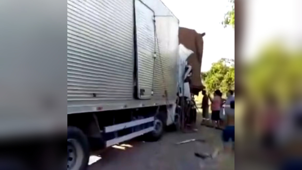 Carro é prensado entre carreta e caminhão no nordeste do Pará
