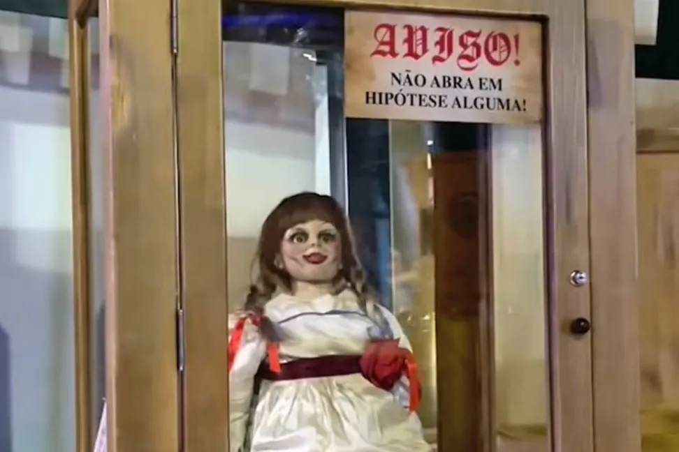 Incêndio em exposição interativa destrói boneca original dos filmes Annabelle no RJ