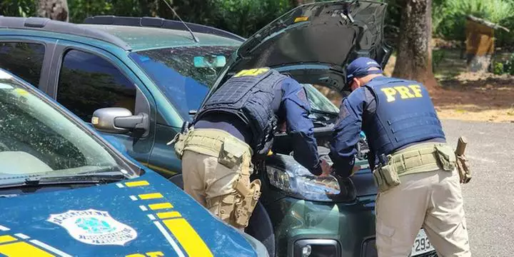 PRF recupera carro roubado após ultrapassagem proibida