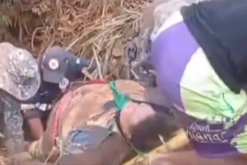 Motociclista é resgatada de ribanceira após acidente na BR-230