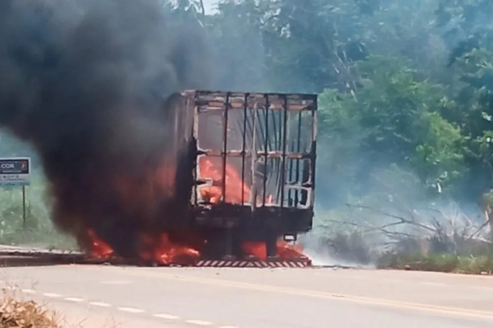 Caminhão-baú explode e é destruído por incêndio na BR-230