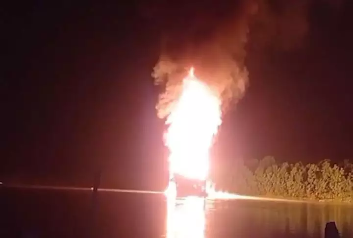 Balsa é destruída por incêndio no interior do Pará