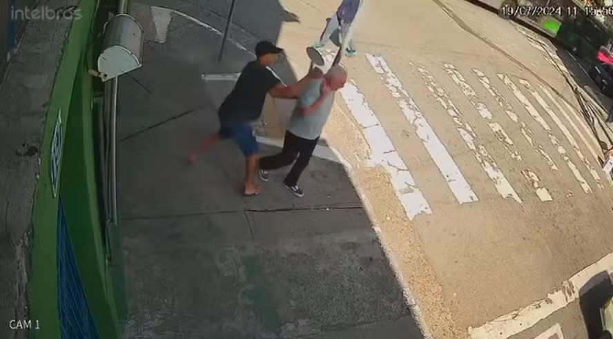 Vídeo: Adolescente morre atropelado por ônibus após roubar idoso