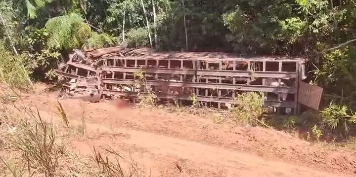Caminhoneiro morre após carreta tombar em Novo Repartimento