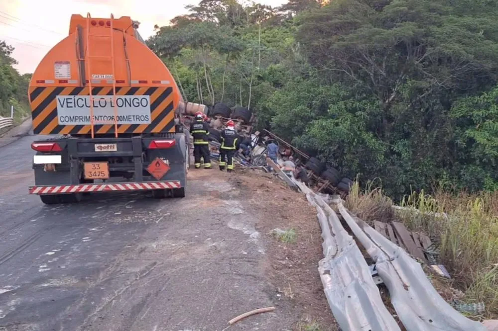 Carreta carregada de combustível tomba na Rodovia Transamazônica