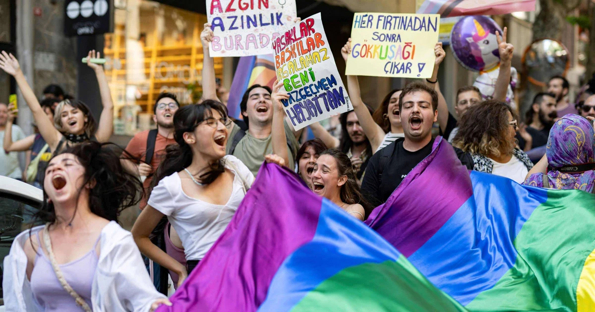 Turquia prende pelo menos 15 manifestantes em Parada do Orgulho LGBT