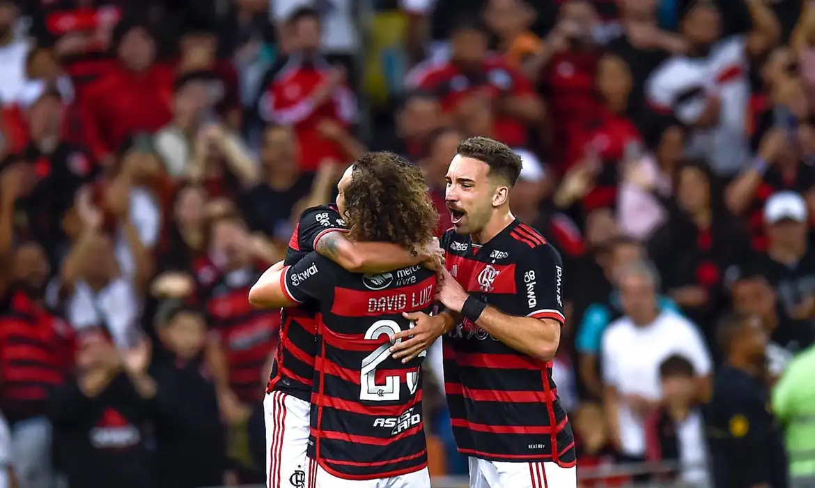 Flamengo derrota Cruzeiro e se isola na liderança do Brasileirão
