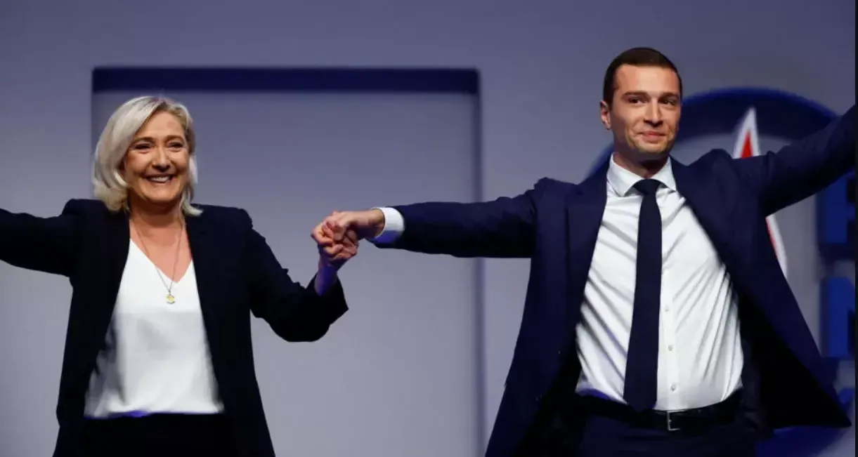 Extrema direita vence 1º turno na França; Macron pede por aliança democrática