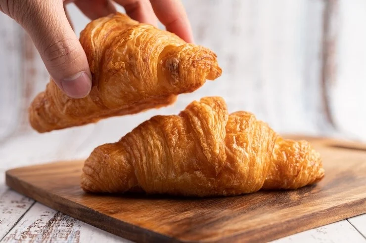 Cliente é indenizado em mais de R$ 15 mil após encontrar larva em croissant