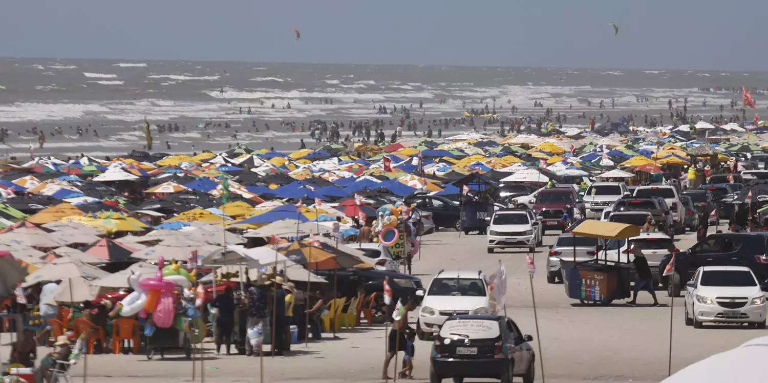 Carro é ‘engolido’ pela maré na praia do Atalaia, em Salinópolis