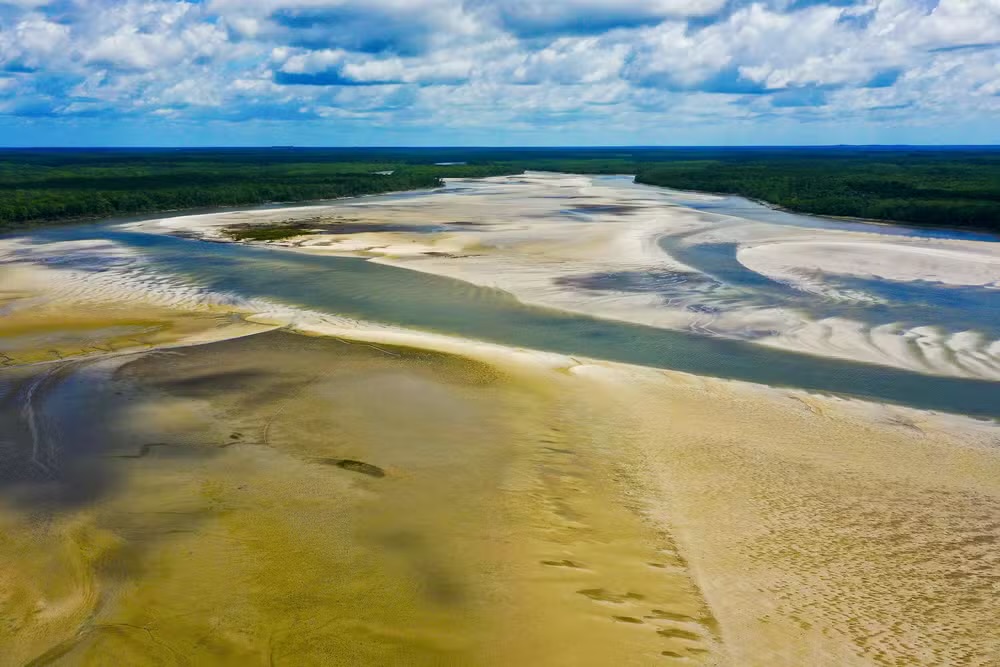 Praia que já foi ‘colônia de nudismo’ é roteiro de férias no litoral do Pará