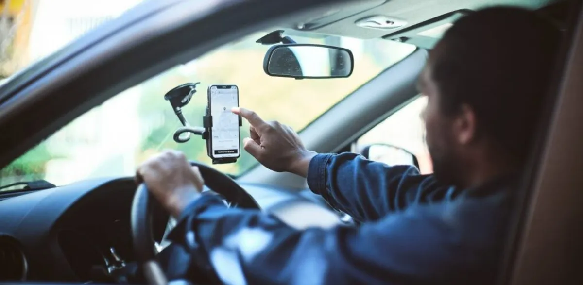 Motorista de app cancela corrida na frente de passageiro após ele demorar para embarcar