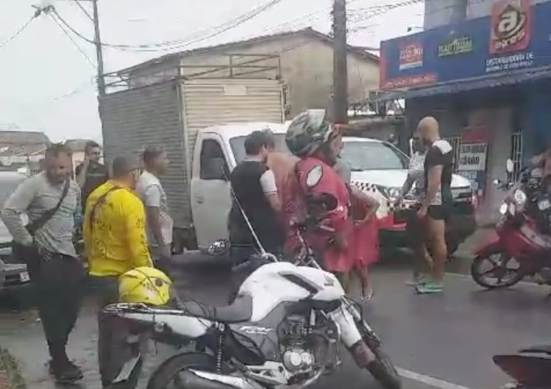 Mulher se desespera ao ver marido morto embaixo de caminhão no Pará