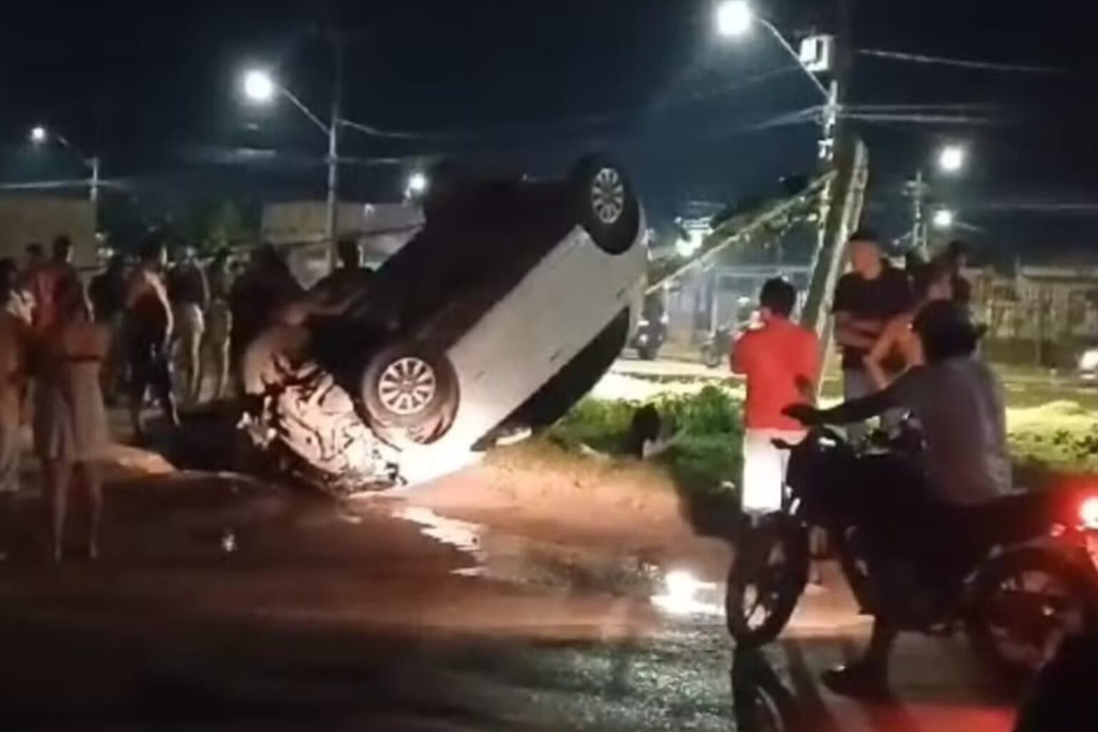 Carro capota após bater em poste em Santarém