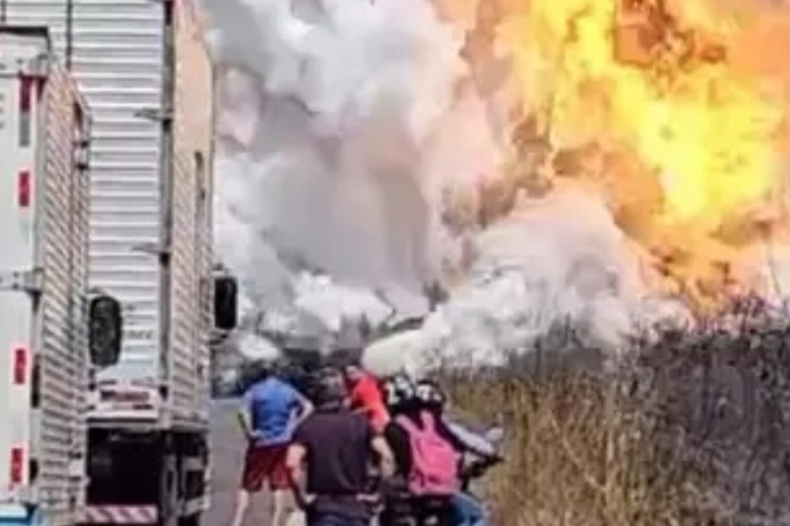 Explosão com caminhão-tanque deixa seis feridos na BR-010