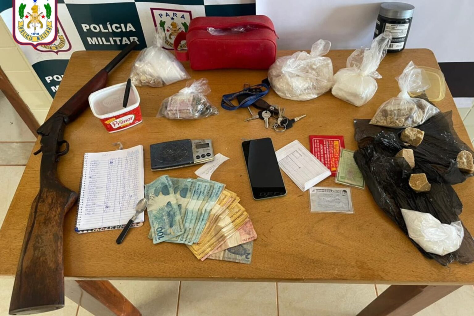 PM prende traficantes e apreende arma de fogo em Pacajá