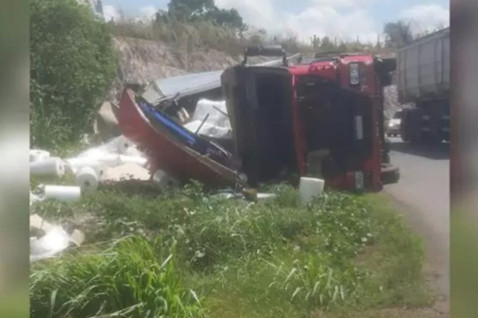Caminhão carregado de cerveja tomba em Paragominas