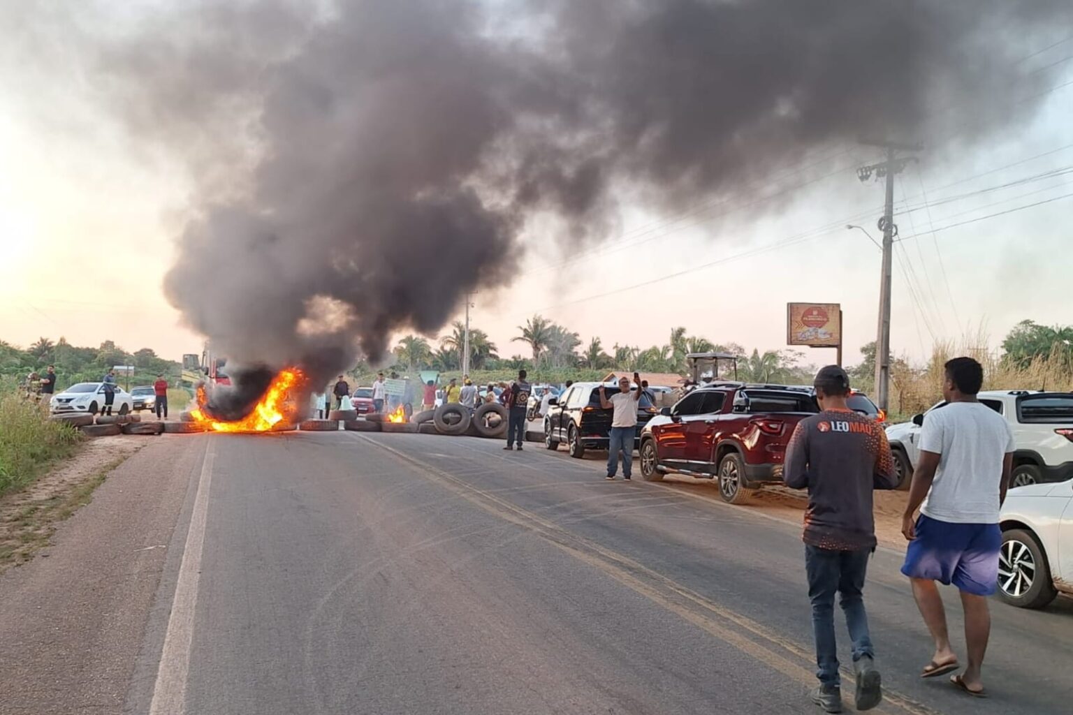 Populares ateiam fogo em pneus e fecham estrada em São João do Araguaia
