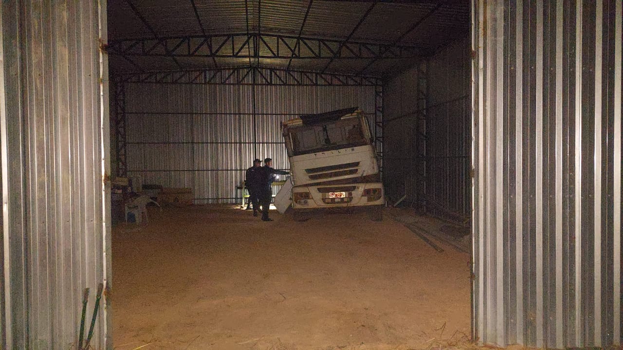 PM encontra caminhão furtado em Marabá sendo desmontado em Itupiranga