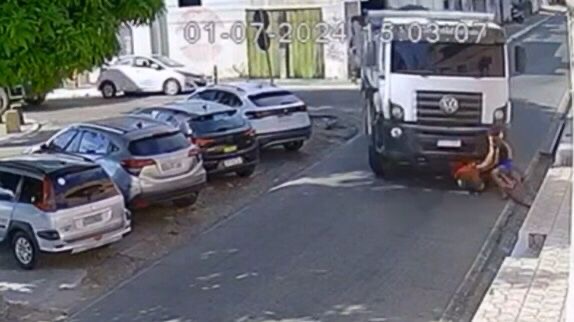 VÍDEO: jovem é atropelado por caminhão na Velha Marabá