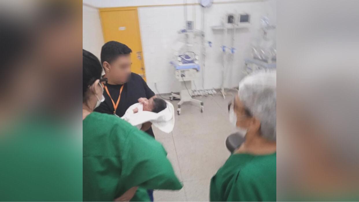 Mulher faz parto sozinha em casa e fica oito dias trancada com bebê