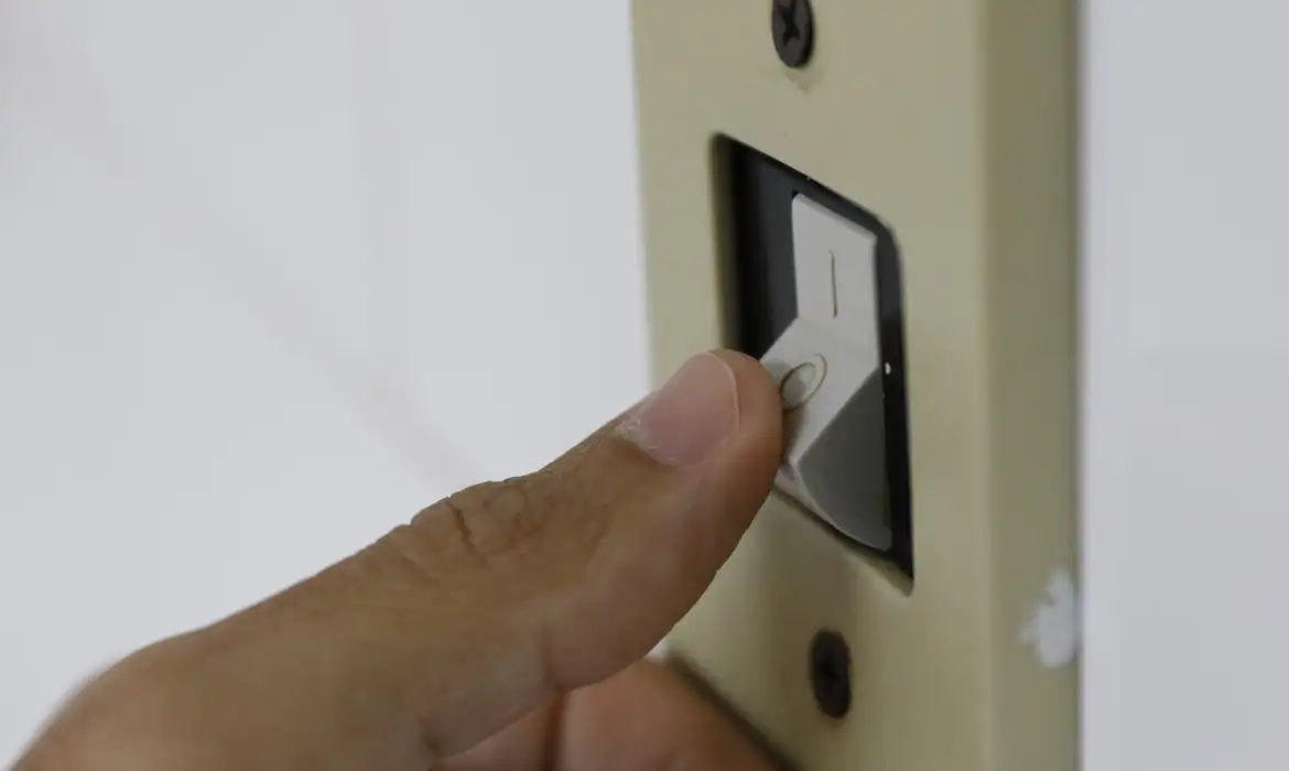 Com aumento na conta de luz, confira 7 dicas para economizar energia em casa