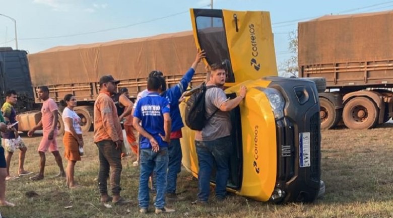 Veículo dos Correios capota quatro vezes após colisão com caminhão no Pará