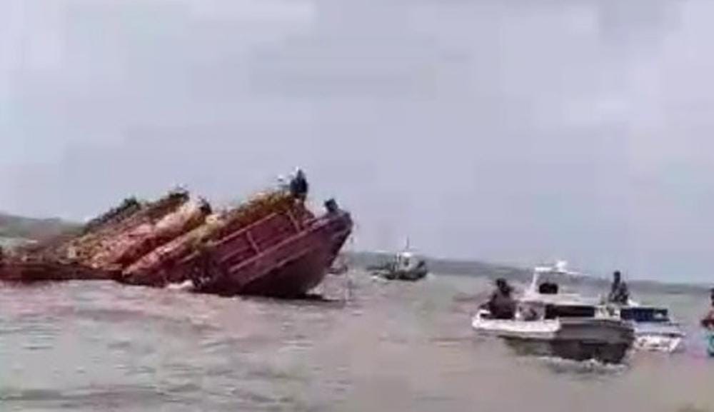 Empurrador e balsa carregada com madeira naufragam no Pará