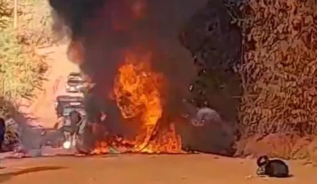 Carro capota e pega fogo na BR-230, no sudoeste do Pará