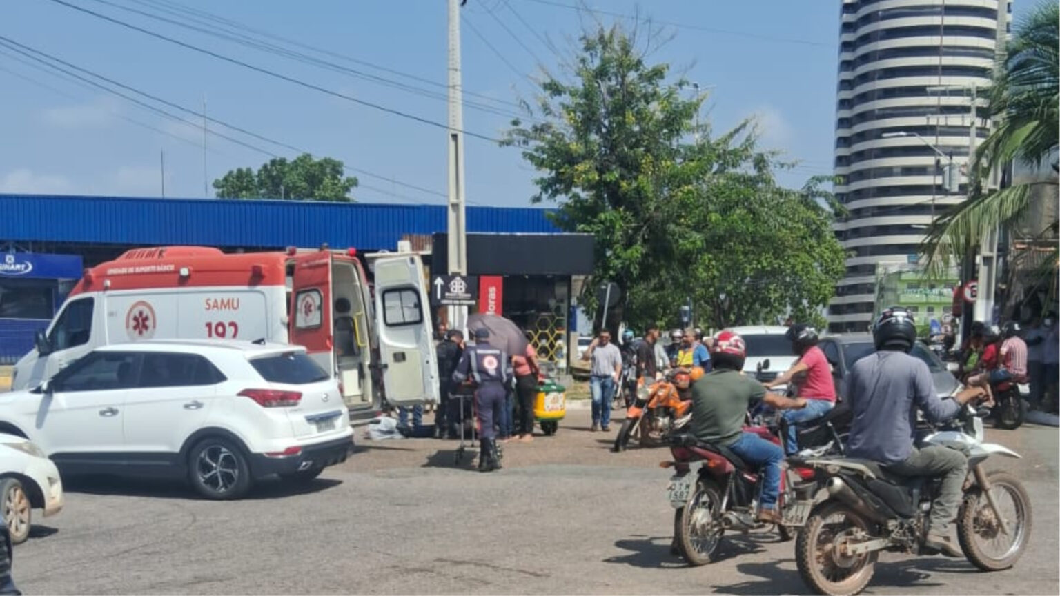 Carro colide com mototaxista e deixa passageira ferida em Marabá