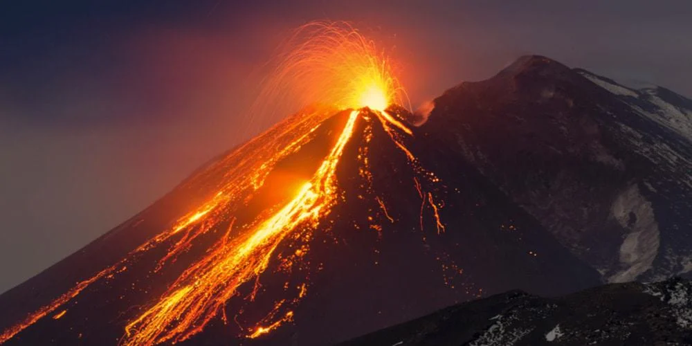 VÍDEO: na Itália, vulcão Etna entra em erupção