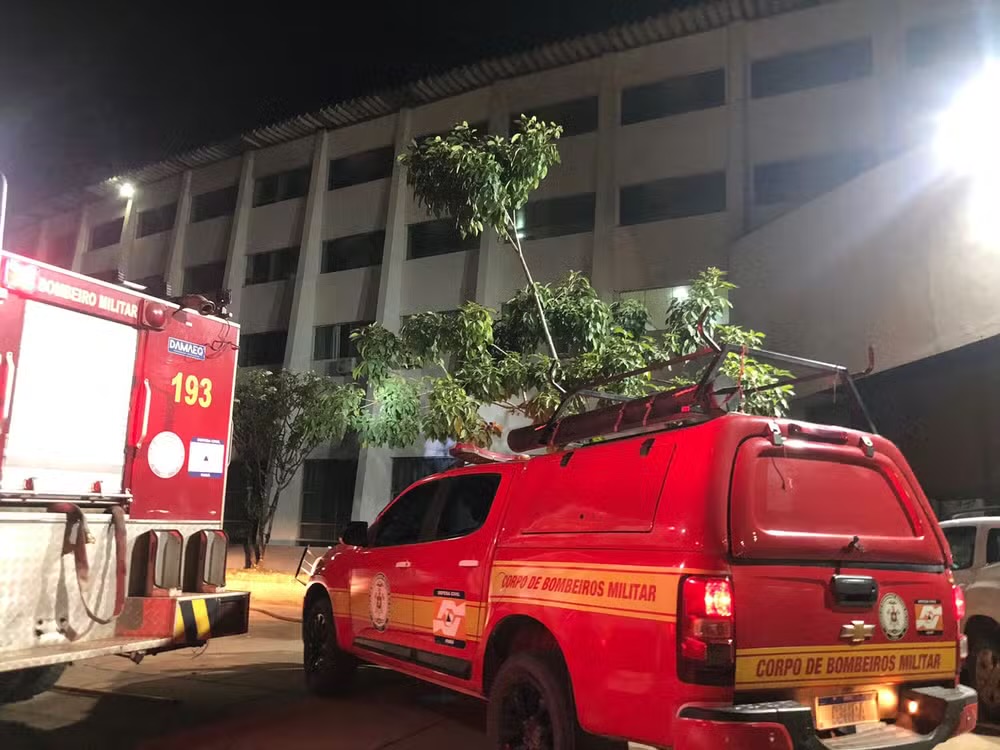 Incêndio em gerador de energia de hotel deixa quatro pessoas presas no elevador no Pará