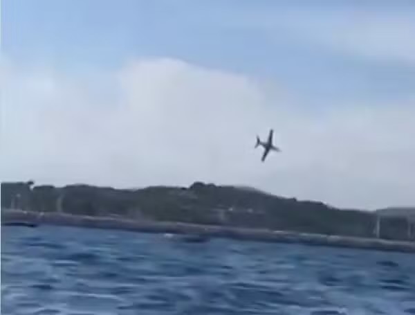 VÍDEO: Avião cai durante apresentação aérea na França