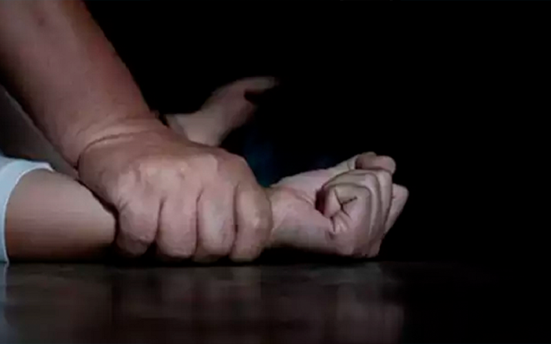 Mulher é espancada e estuprada na frente do filho de 3 anos