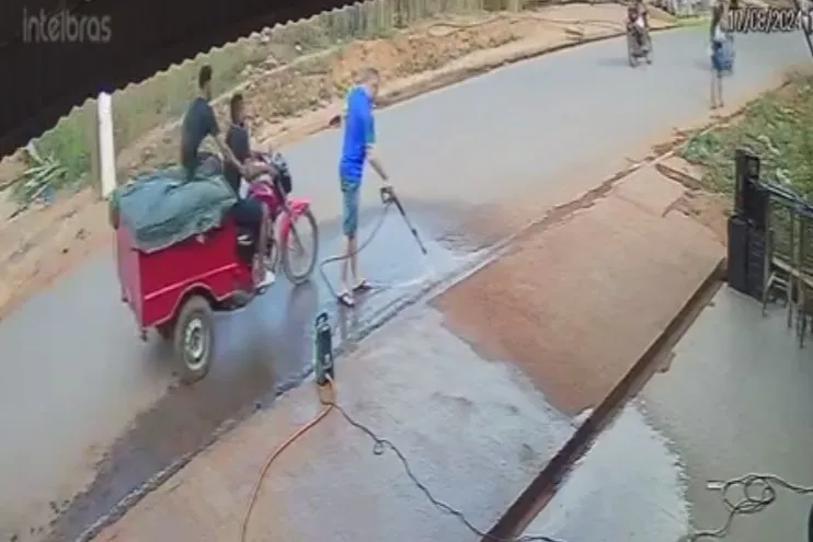 Comerciante é atropelado por triciclo enquanto lavava calçada em Pacajá