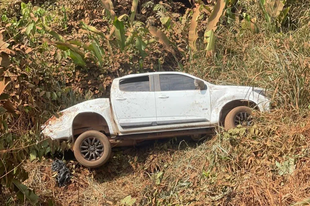 Caminhonete com cinco pessoas capota e deixa dois feridos na BR-230