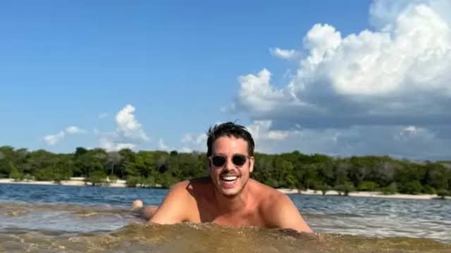 Pelado, Fábio Porchat curte praia no Pará