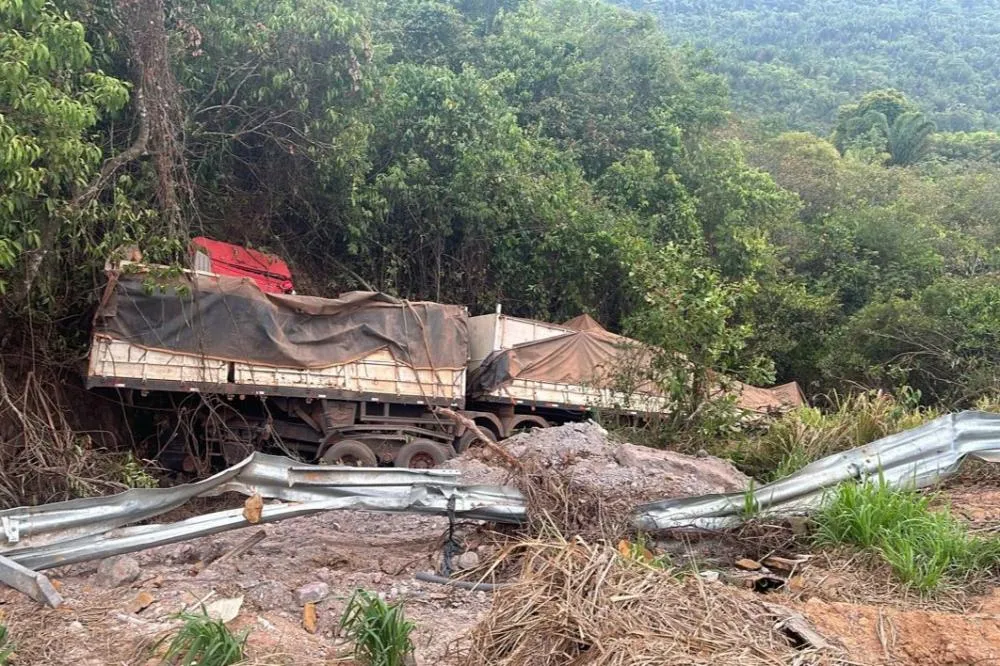 Carreta tomba e motorista morre preso nas ferragens no sudoeste do Pará