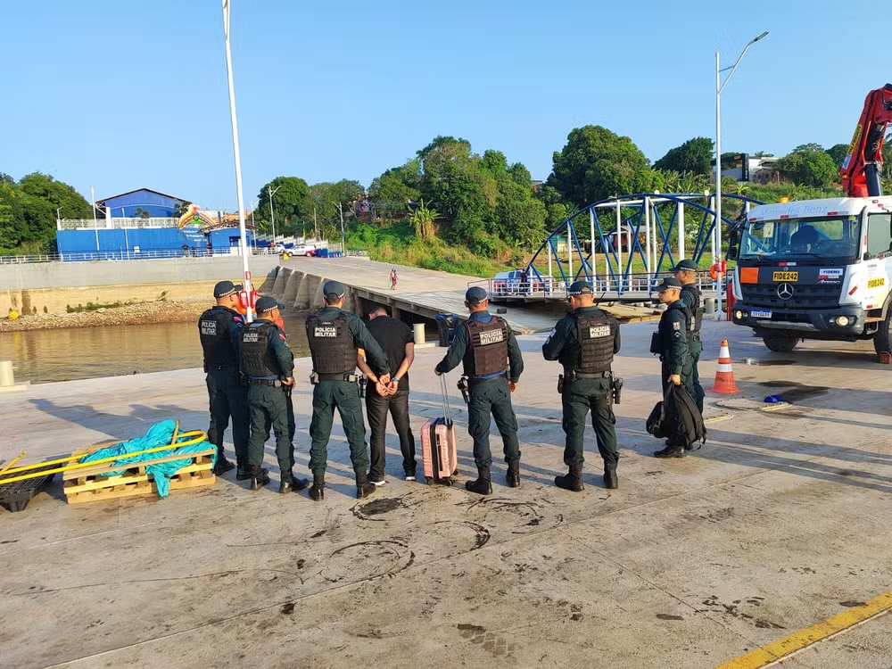 PM apreende drogas em mala e em geladeira em duas embarcações no Porto de Juruti