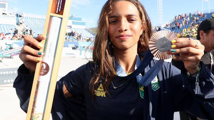 Rayssa Leal é recebida com homenagem em escola de Imperatriz