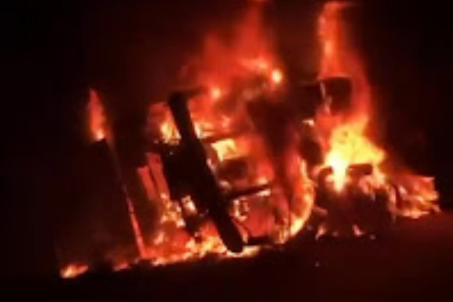 Carreta pega fogo e atinge rede elétrica na PA-279